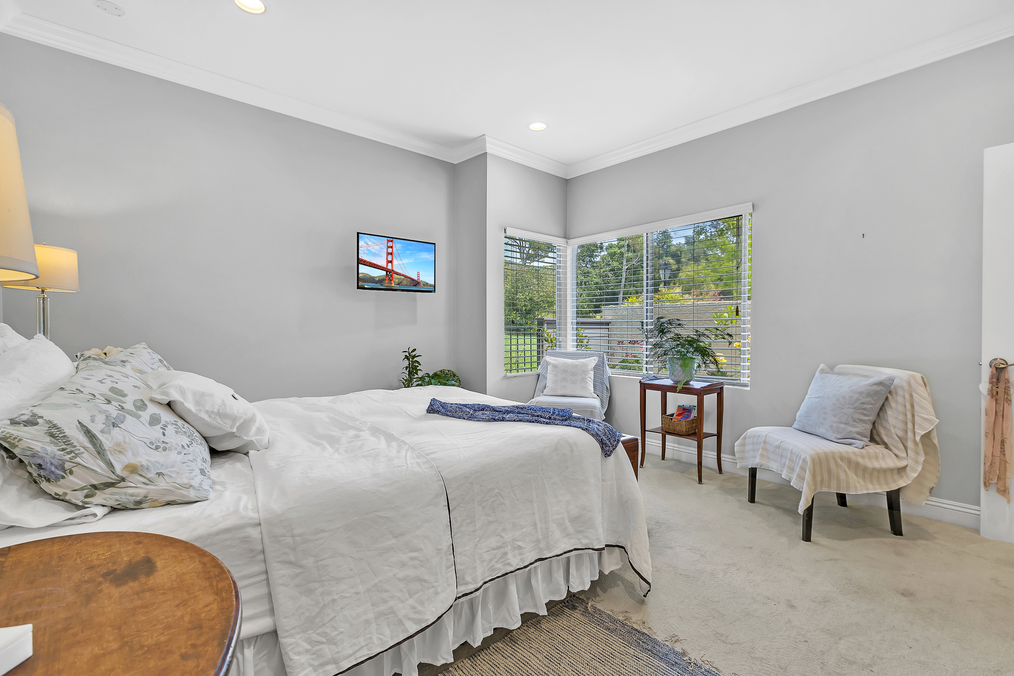 Interior photo (neutral walls) example 10