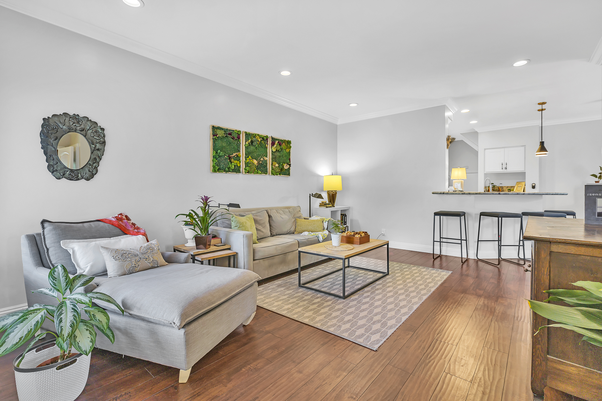 Interior photo (neutral walls) example 13