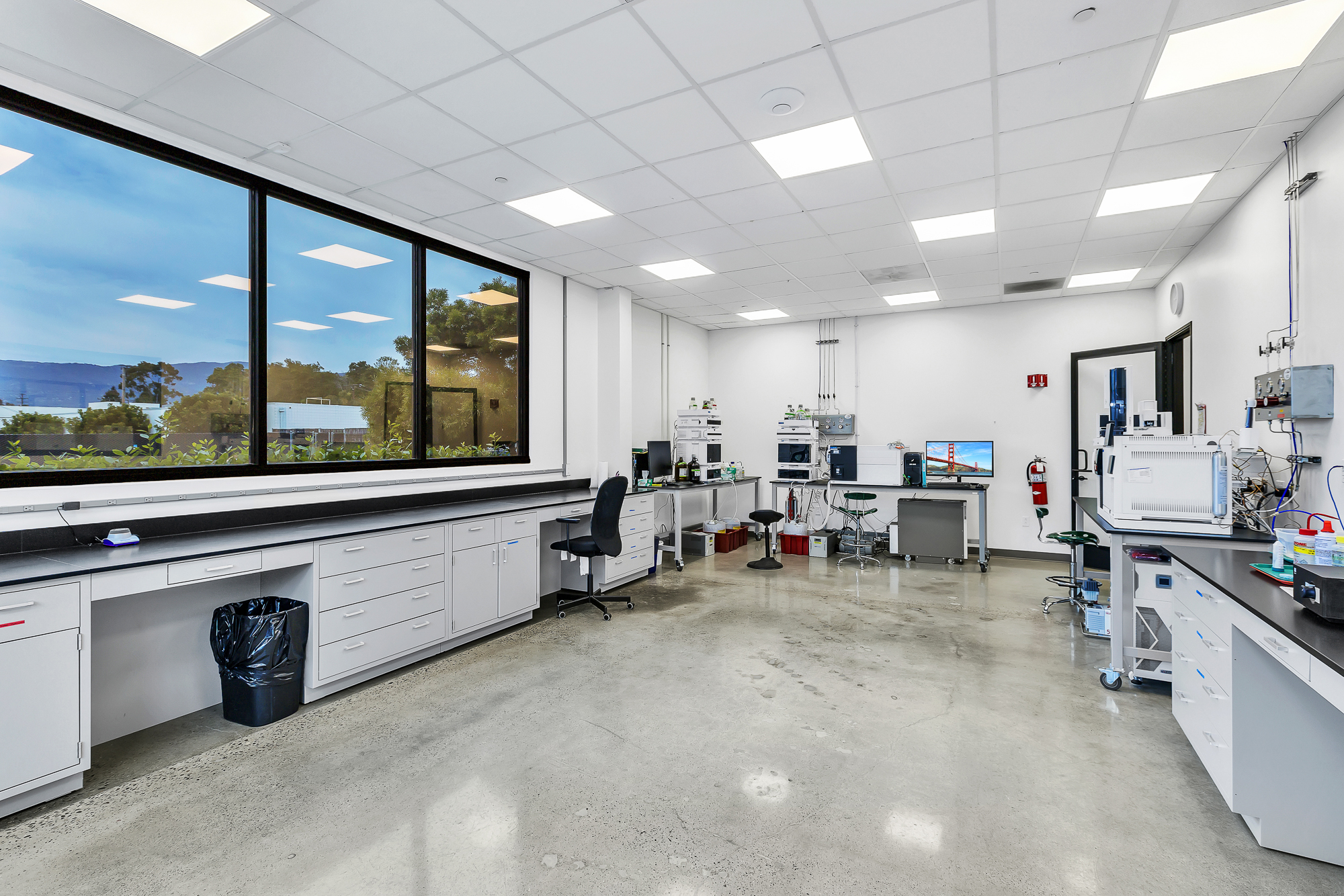 Interior photo (neutral walls) example 14