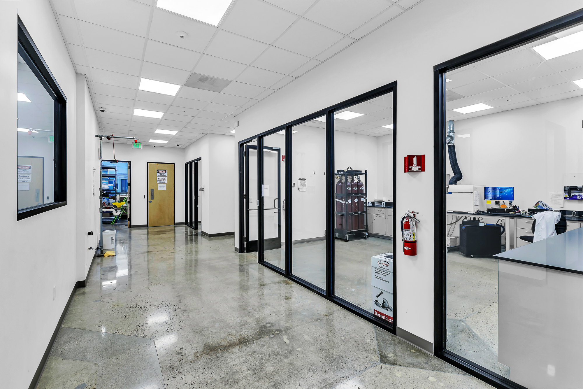 Interior photo (neutral walls) example 15