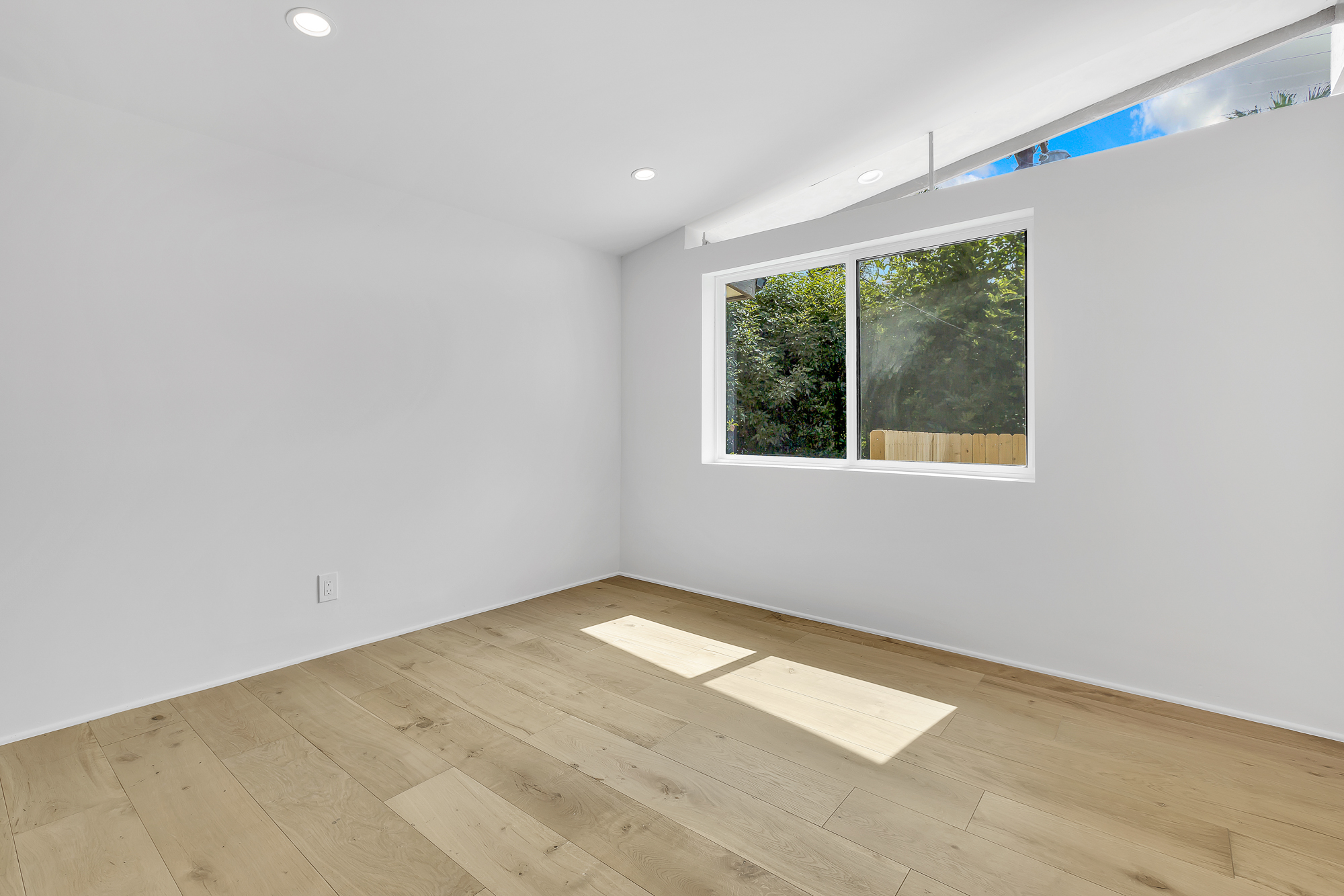 Interior photo (neutral walls) example 20