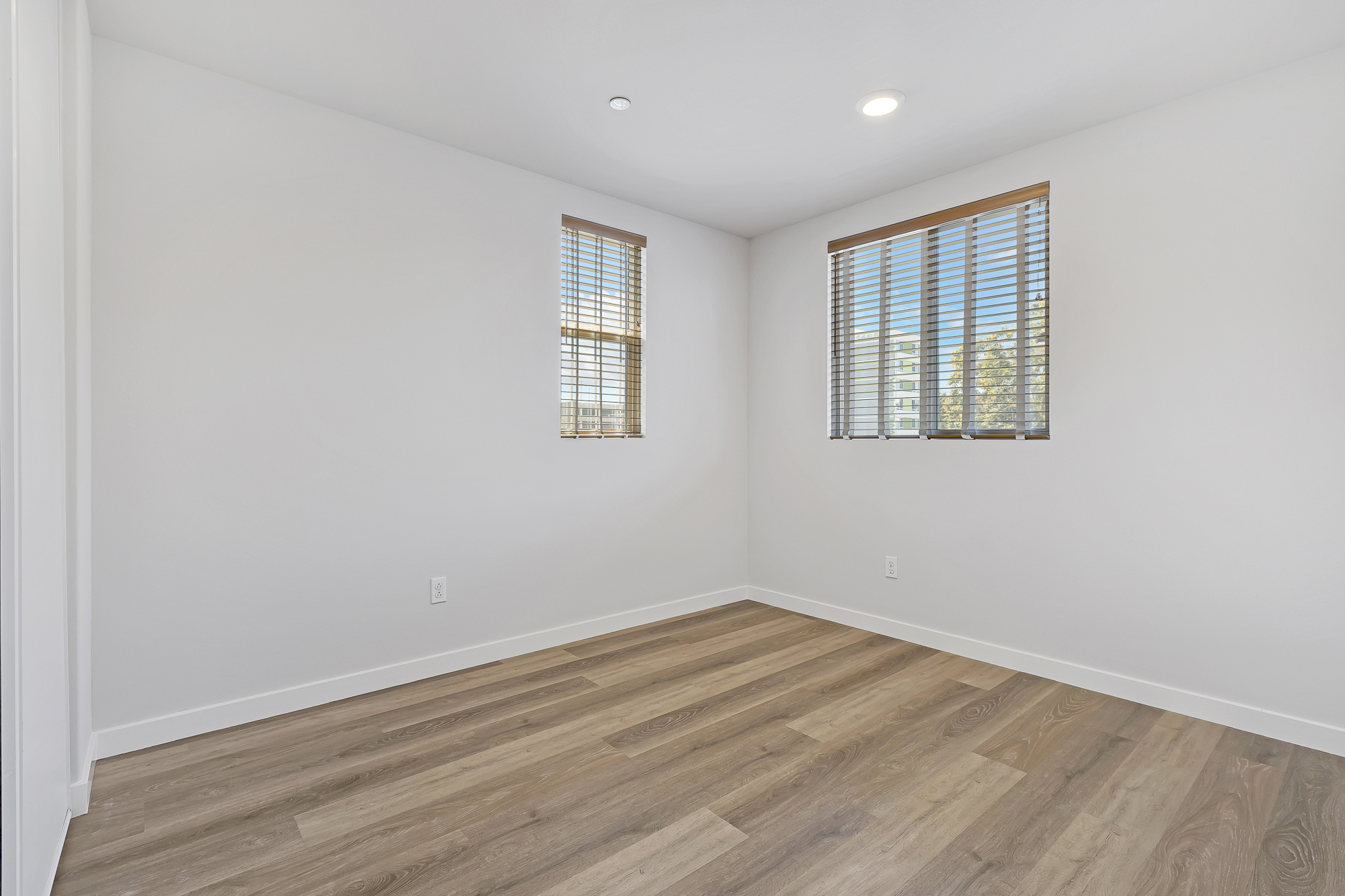 Interior photo (neutral walls) example 22