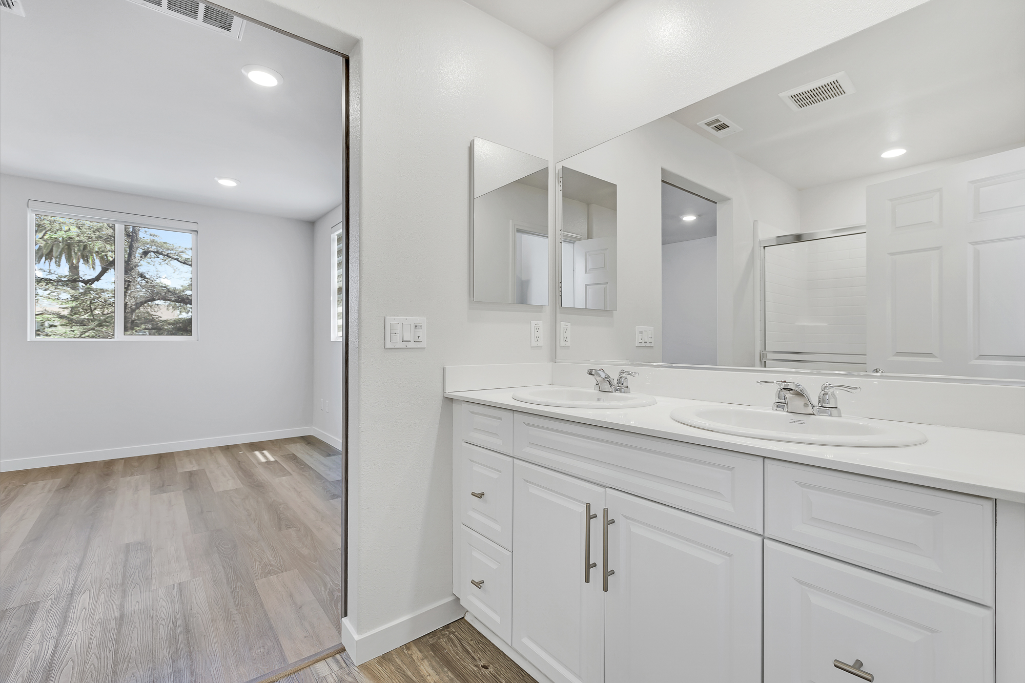 Interior photo (neutral walls) example 23