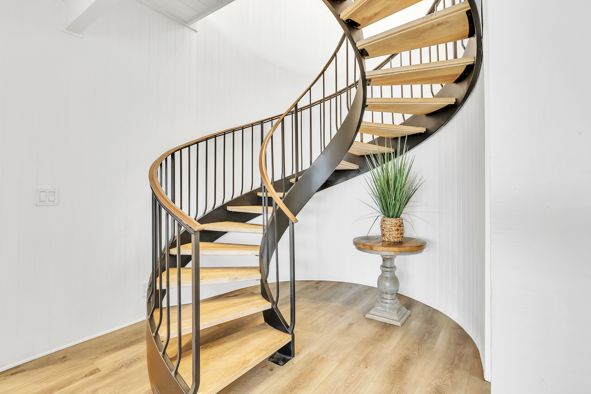 Interior photo (neutral walls) example 3