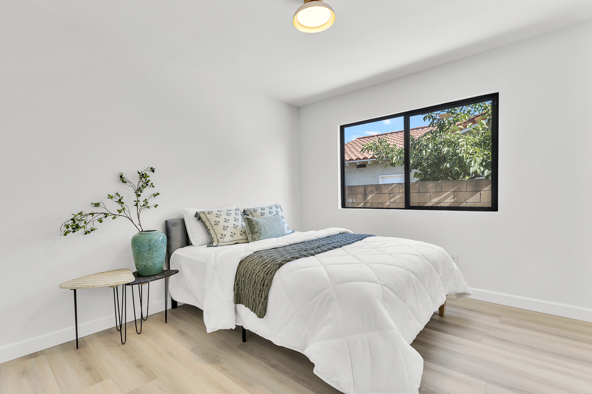 Interior photo (neutral walls) example 30