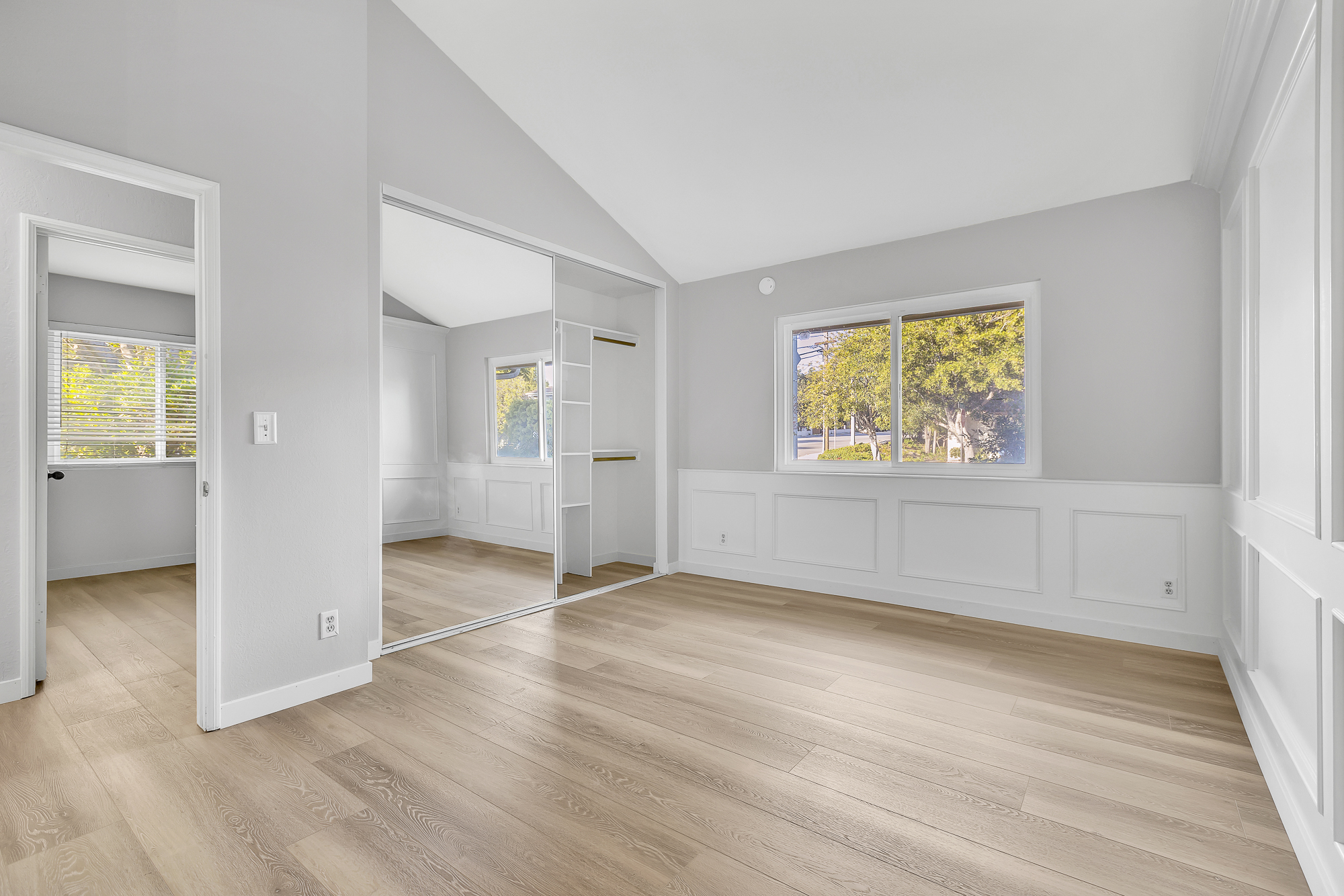 Interior photo (neutral walls) example 34