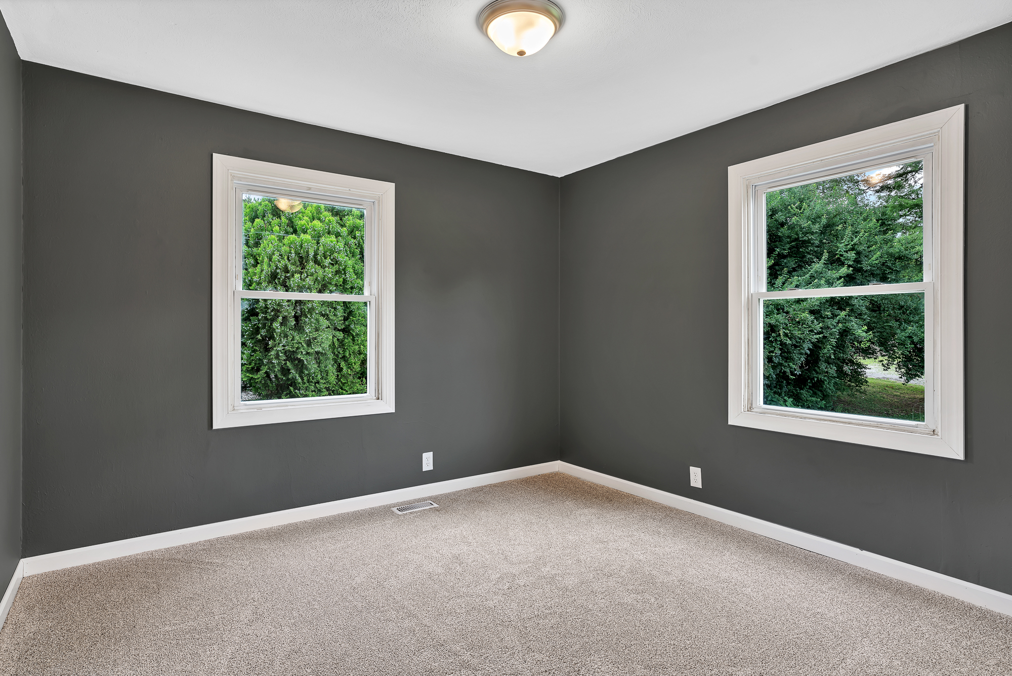 Interior photo (neutral walls) example 35