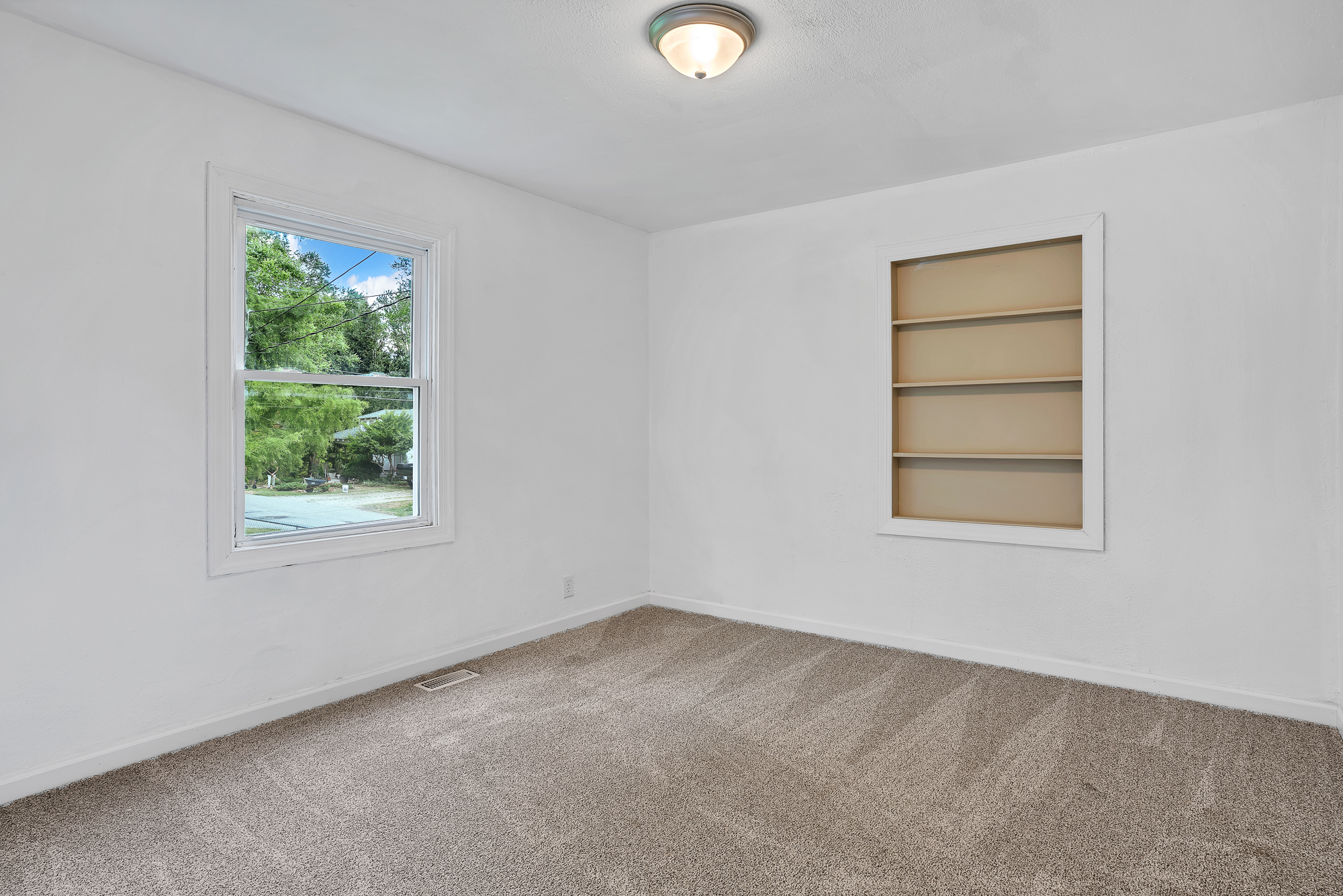 Interior photo (neutral walls) example 36