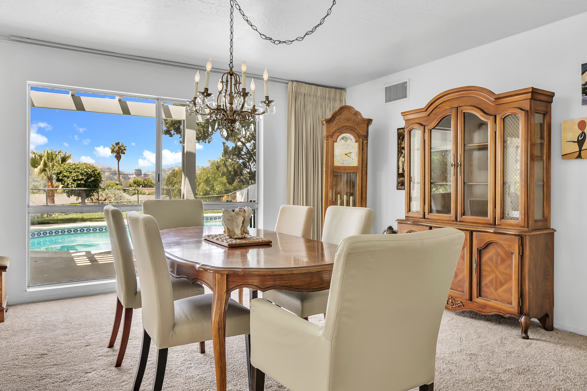 Interior photo (neutral walls) example 42