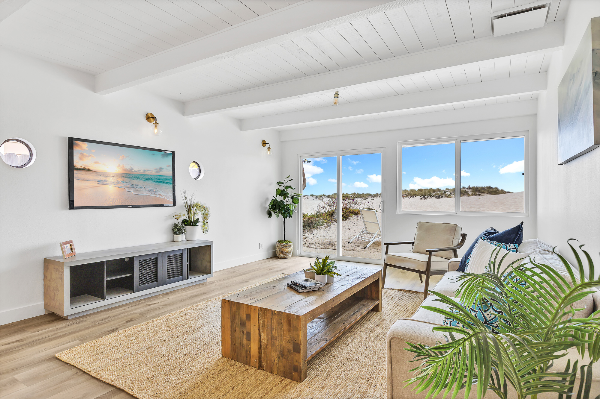 Interior photo (neutral walls) example 5