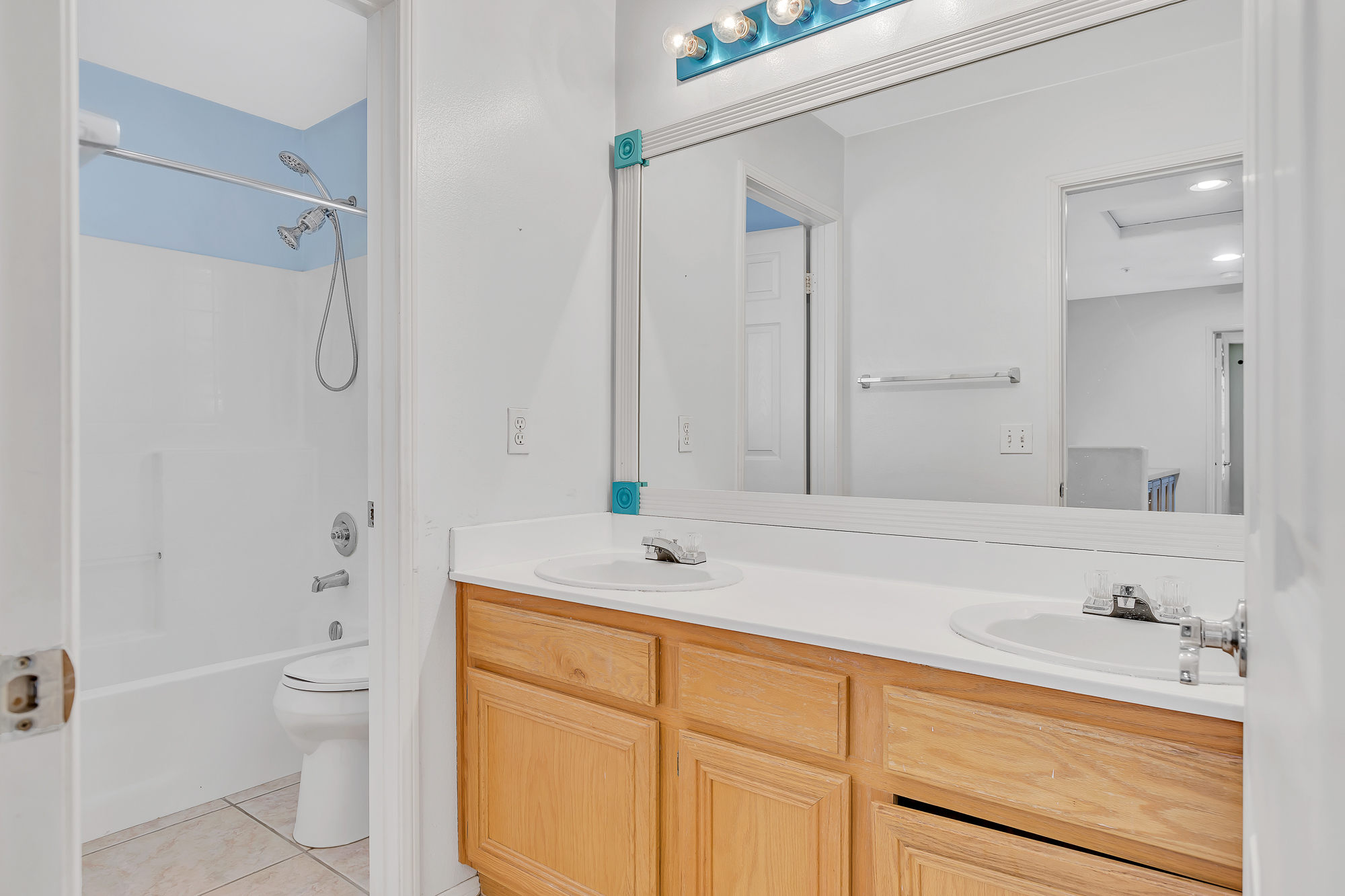 Interior photo (neutral walls) example 9